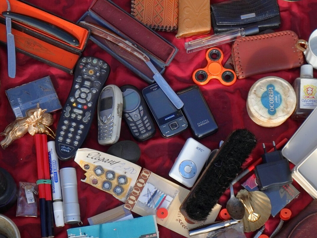 shoplifter hiding items